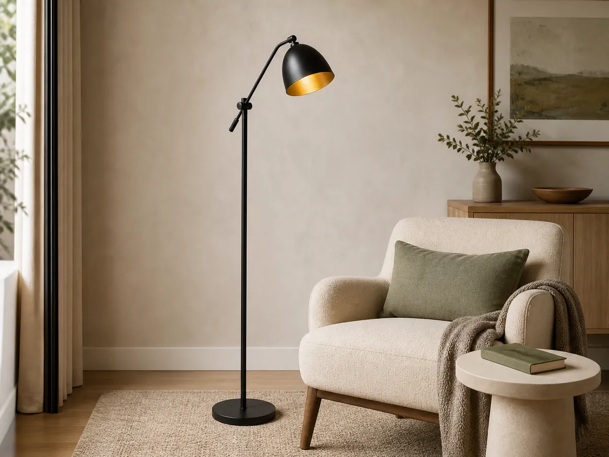 Neutrale Wohnvisualisierung einer schwarzen schwenkbaren Stehlampe mit warmgoldenem Schirminneren