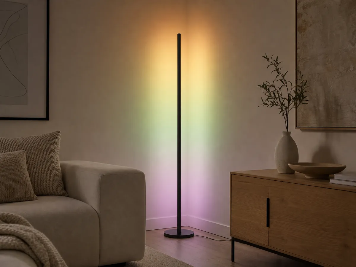 Neutrale Wohnvisualisierung einer schlanken LED-Stehlampe mit dezent farbigem indirektem Licht